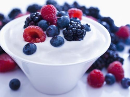 Yogurt: benefici per la salute e perchè dovremmo mangiarlo